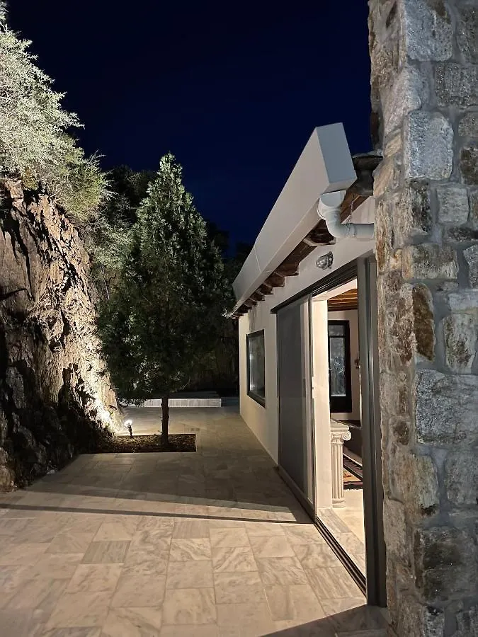 Stone Built House Next To The Beach Amolianí